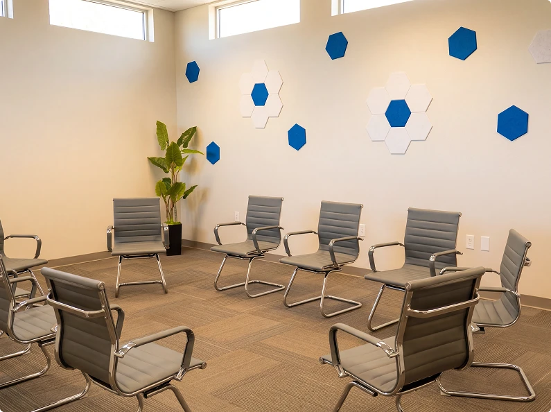 Group discussion room with circular seating arrangement and geometric wall accents